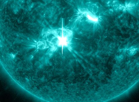 Nasas Sdo Sees Sun Emit A Mid Level Solar Flare
