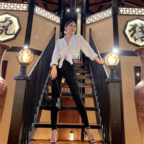 Jenis celana yang sebenarnya populer di tahun 90an ini nyatanya masih banyak diminati karena cocok dipadukan kulot jeans ootd hijab kulot hijab hijab style hipwee style. 10 Inspirasi OOTD Pakai Celana High Waist ala Alodya Desi ...