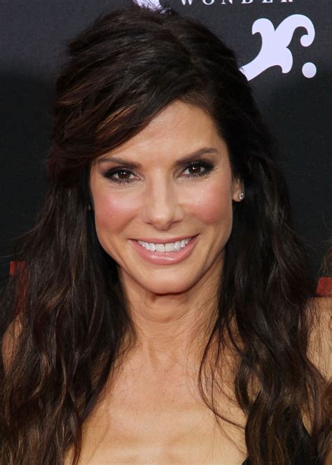 Sandra Bullock Demonstrates One Makeup Move Thats Everything In The Summertime Glamour