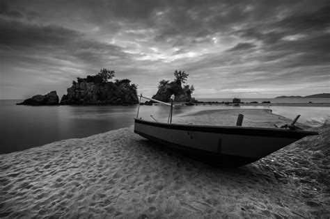 39 Stunning Images Of Beaches In Black And White Light Stalking