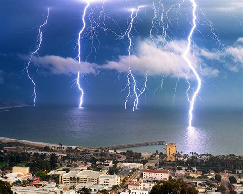 Beautiful Lightning Strikes Off The Coast Of Ventura Ca 1000x800