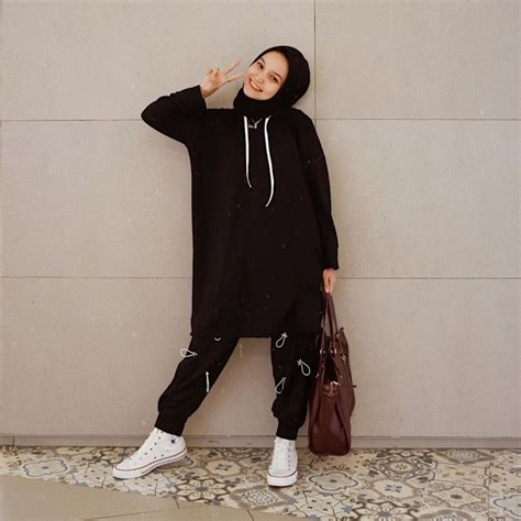 9 inspirasi padu padan hoodie dengan outfit hijab manis dan kekinian