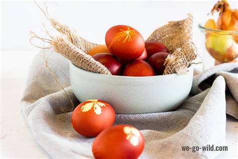 Eier färben mit Zwiebelschalen Schritt für Schritt erklärt