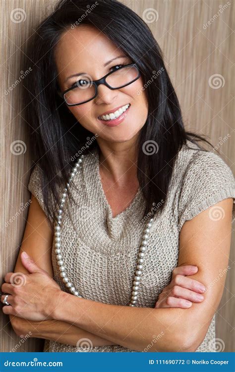 Femme mûre asiatique sûre photo stock Image du adulte 111690772