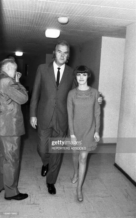 Mireille Mathieu Et Son Impressario Johnny Stark à Paris En 1968 News