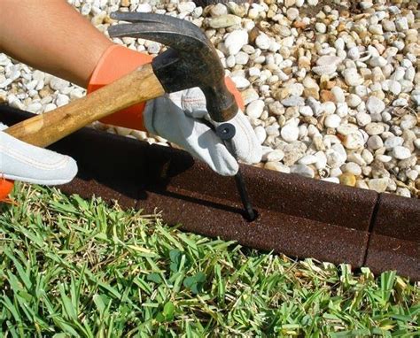 Landscape edging can give planters and gardens an attractive, organized appearance. Bordure de jardin en caoutchouc recyclé (unitaire)