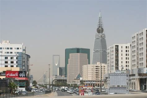 بني على مساحة 55 ألف متر مربع، في وسط مدينة الرياض في حي العليا، ويحده من الغرب طريق الملك فهد ومن الشرق طريق العليا العام، وتبلغ المساحة المبنية مـن المشـروع 240 ألف متر مربع، وبتكلفة إجمالية مليار ومائتا. برج الفيصلية - ويكيبيديا