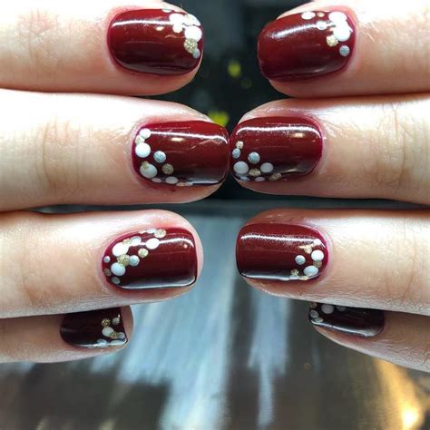 La imagen de un hombre que cae, cabeza abajo, desde una de las torres lista de productos y marcas que use para esta decoracion de uñas : Uñas color vino 2020 - Tendenzias.com