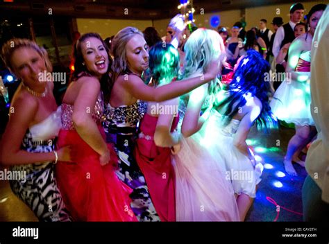 May 5 2012 Roseburg Oregon Us A Group Of Girls Dance The Night
