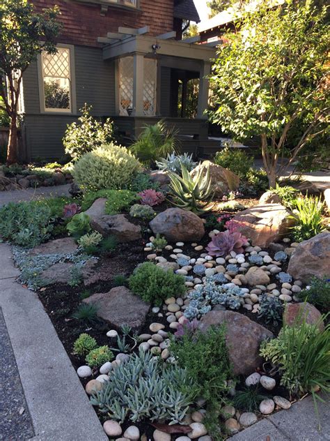 Like The Use Of Rocks And Succulents Xeriscape Front Yard