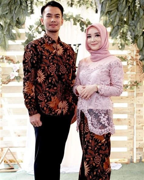 Kemeja couple 17156 bahan : 8 Model Kebaya Couple dengan Hijab untuk Acara Tunangan