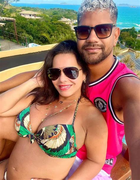 Grávida de sete meses Viviane Araújo faz dancinha de biquíni e mostra barrigão Celebridades