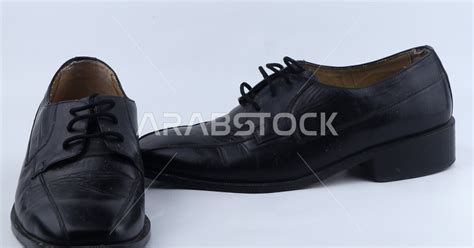 صوره مقربه لزوج من الأحذيه الرجالي الرسمي حذاء اسود من الجلد أزياء و