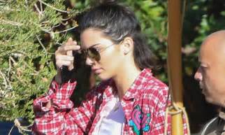 Kendall Jenner Flashes Toned Torso In Crop Top Daily Mail Online