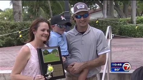 5 Year Old Who Hit Hole In One At Sunrise Golf Club Awarded With Plaque Wsvn 7news Miami