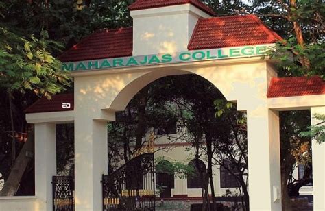 6 Kochi College Students Humiliate Teacher Action Taken