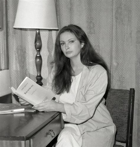 Mieszka z rodziną w rudnie, w województwie małopolskim, koło ruin zamku tenczyn. Пин на доске Anna Dymna