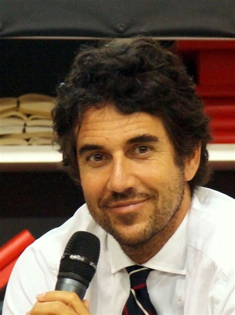 Un costume intero nero semplicissimo e un sorriso smagliante per la balivo che fotografata dalla figlia di brera scrive: File:Guido Maria Brera Buchmesse 2014 (03).jpg