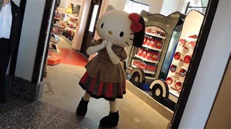 Behind The Thrills Hello Kitty Makes Her Universal Studios Hollywood