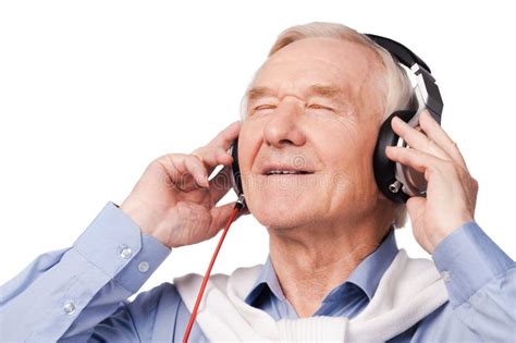Vrolijke Hogere Mens Het Luisteren Muziek Door Hoofdtelefoons Tegen
