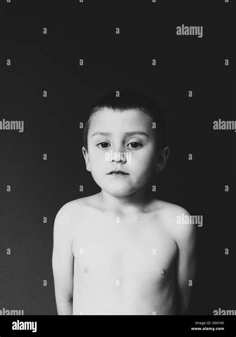 Nackter Oberkörper Junge Schmollend Vor Dunklem Hintergrund Stockfotografie Alamy