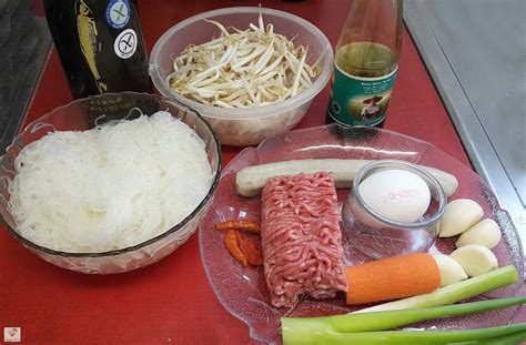50 gr bawang bombai, cincang, tumis; Dapur Pimi: Bihun goreng sosis daging cincang