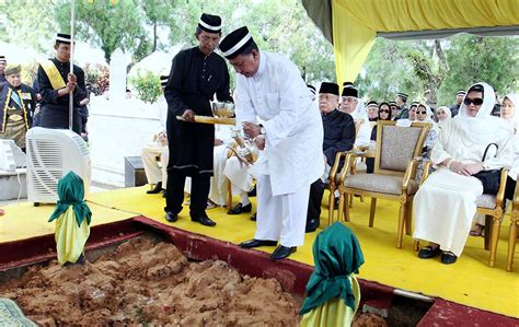 Sultan badlishah'ın oğlu ve geç hükümdar sultan abdul halim kardeşiydi. Upacara pemakaman Almarhum Raja Muda Kedah, Tunku Abdul ...