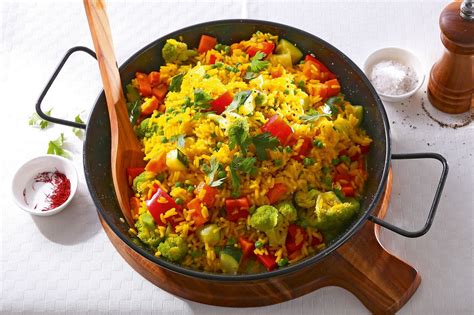 Layers of rich flavors and satisfying textures—moist rice studded with succulent seafood, meat, and fresh vegetables all nestled atop a crispy, crackly, caramelized crust. Gemüse-Paella | Rezept | Rezepte, Einfache gerichte ...