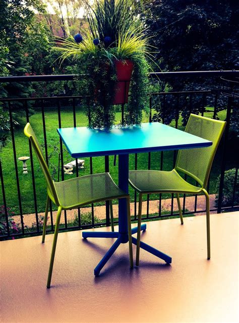 Ensemble coloré sur petit balcon de Rosemont | Le Balconier | Outdoor decor, Outdoor furniture ...