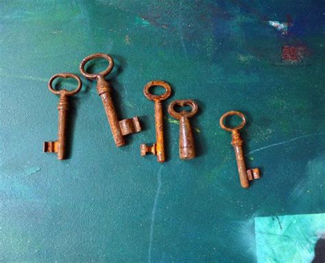 Vintage Set Of 5 Big Metal Keys Unusual Vintage Keys Old Etsy