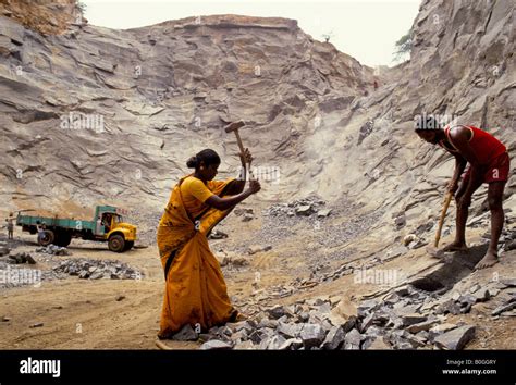Ex Bonded Workers Crushing Stone At A Granite Quarry India Stock Photo