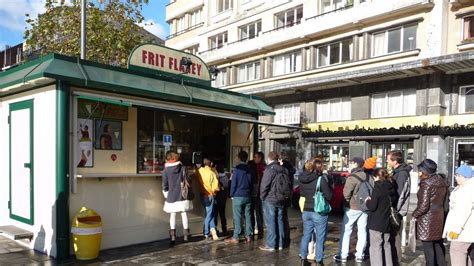 81, 38, 59, 60, 71, n09, n10. La friterie de la place Flagey est la préférée des Bruxellois