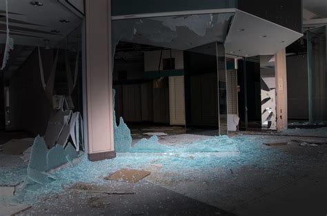21 Hauntingly Beautiful Photos Of Deserted Shopping Malls Business