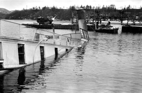 Skibladner is a sidewheel design, and her maiden voyage was on 2 august 1856, making her the world's oldest paddle steamer still in timetabled service. Skibladner sank under vinteropplag i Minnesvika 6. februar ...