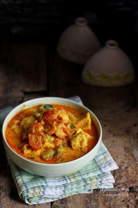 Sambal goreng tempe adalah hidangan 'rumahan' yang hampir selalu ada di meja makan. Sambel Goreng Tahu Tempe