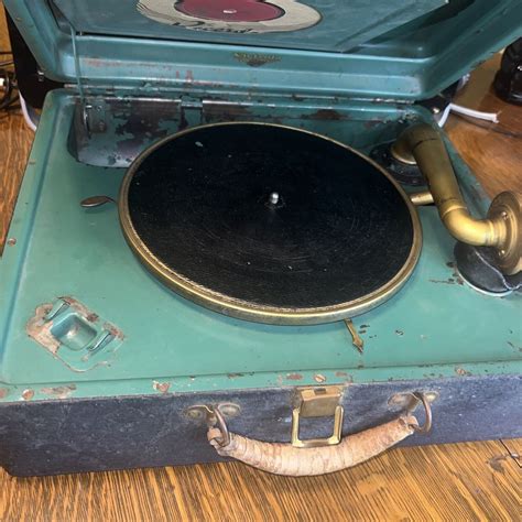 Antique Victor Victrola Talking Machine Portable Hand Crank Record