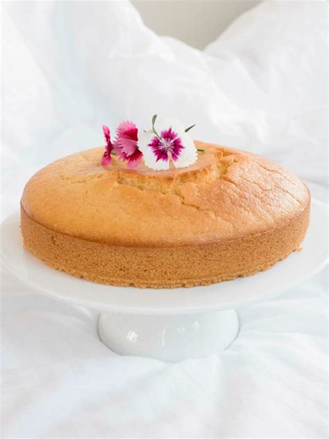 It's full of zingy flavour from the oranges and the syrup are you looking for a sweet and scrumptious cake that's free from gluten, dairy and eggs? Vegan Polenta Cake (Brazilian Bolo de Fubá) | Recipe ...