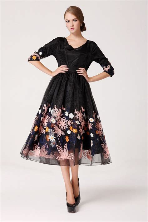 Sind die neunziger zum beispiel wie heute in mode. Wadenlanges Schwarzes Sommerkleid mit Blumen Druck ...