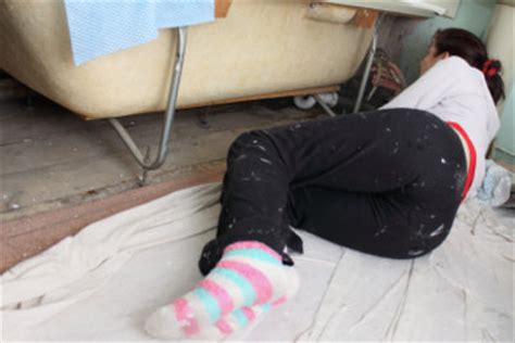 Wir haben uns nach freundlicher und fachmännischer beratung im baumarkt für eine badewanne in einem. Badewanne mit Wannenträger richtig einbauen