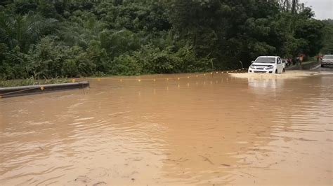 Kondisi banjir jakarta hari ini: kereta meredah air banjir di sabah - YouTube