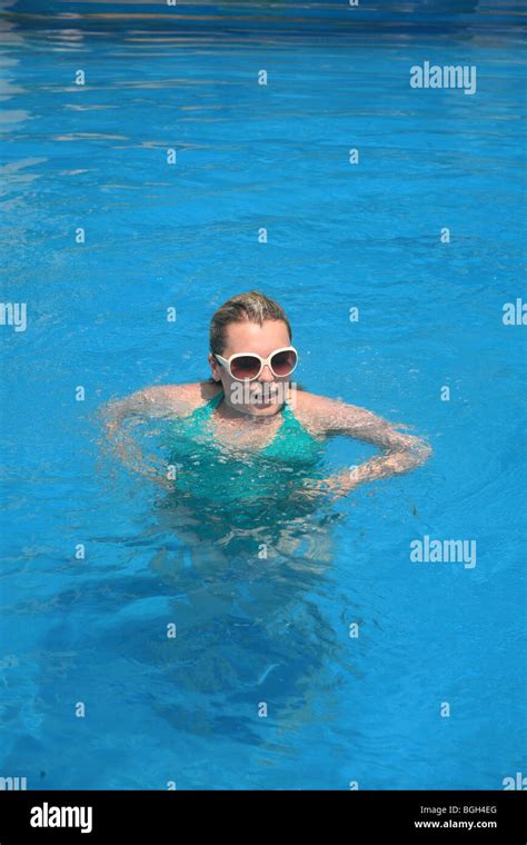 Fraun Springen Im Pool Fotos Und Bildmaterial In Hoher Auflösung Alamy