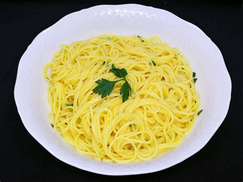Come il piatto di oggi, solo spaghetti conditi con agretti e pane tostato in padella con colatura di alici. Spaghetti con colatura di alici di Cetara - in cucina con ...