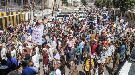 Yemen Protesters Besiege Presidential Palace In Aden