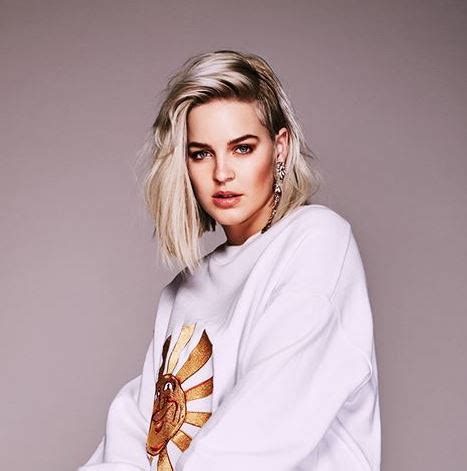 She began her singing career when she produced a demo for rocket records in 2013 titled summer girl. her solo career. 개성있는 목소리와 에너지의 소유자 - 앤 마리(Anne Marie)