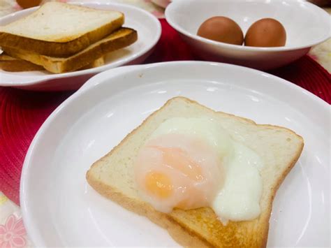 Ambil roti lagi dan isi dengan sayuran, tutup roti lagi. Resipi Roti Telur Goyang - Resepi Bergambar