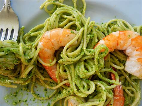Is pesto the world's most perfect pasta sauce? Pasta pesto met scampi - Menu van de dag