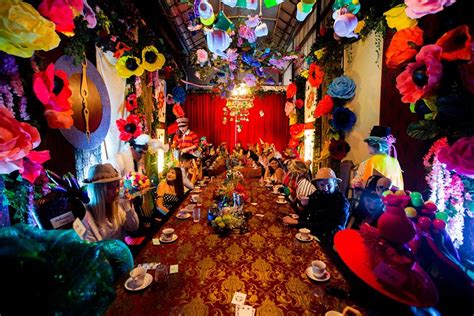 Your party, mad hatter style! Mad Hatter : la Gin & Tea Party déjantée du Chapelier Fou ...