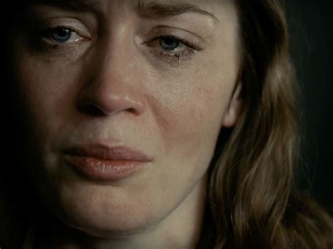 The Girl On The Train Trailer Emily Blunt Thrills In Dark Dramatic