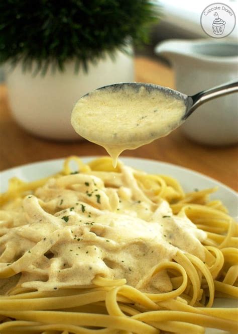 This olive garden chicken alfredo recipe tastes just like the one on their menu. Copycat Olive Garden Alfredo Sauce
