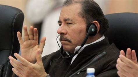 La Mano Derecha Del Presidente Ortega Con El Signo De La V